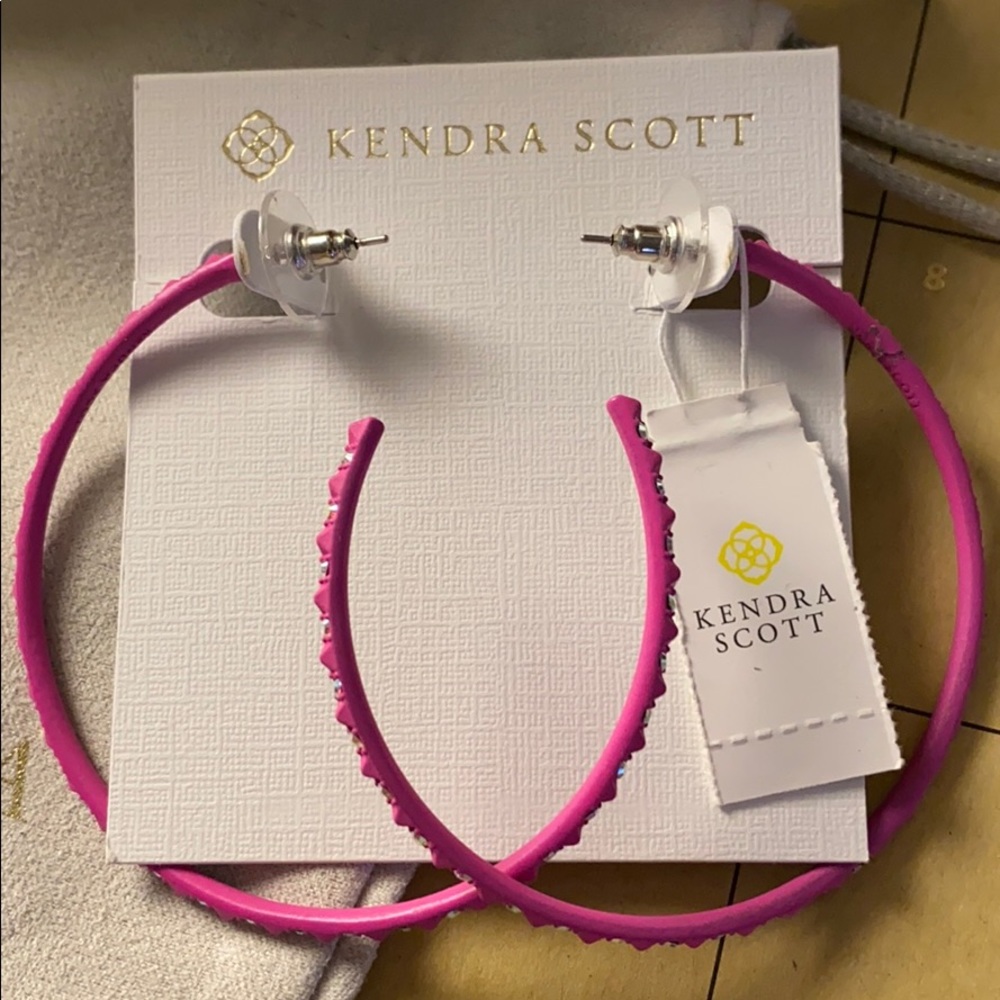 NWT Kendra Scott Val Magenta hoops